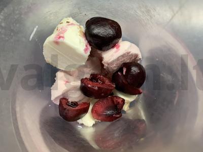 Pieno gėrimas su zefyrais, vyšniomis, ledais Žingsnis 2