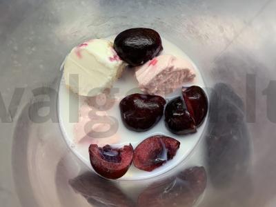 Pieno gėrimas su zefyrais, vyšniomis, ledais Žingsnis 3