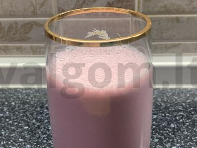 Pieno gėrimas su zefyrais, vyšniomis, ledais pagrindine nuotrauka