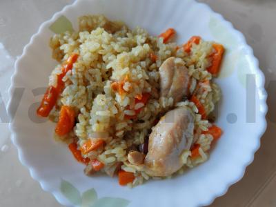 Plovas su vištiena ir prieskoniais pagrindine nuotrauka