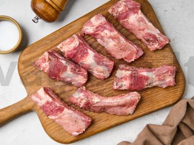 Troškinti kiaulienos šonkauliai keptuvėje Žingsnis 1