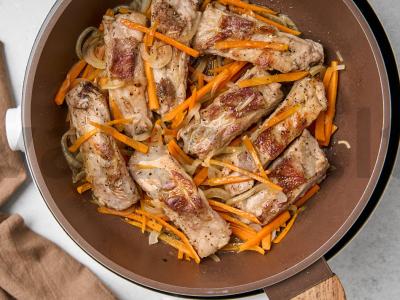 Troškinti kiaulienos šonkauliai keptuvėje Žingsnis 3