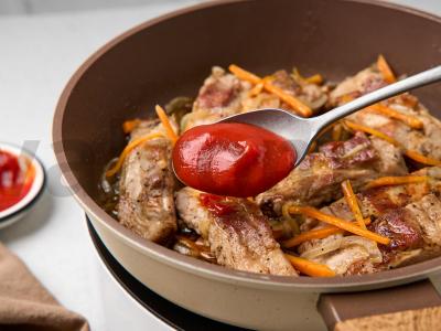 Troškinti kiaulienos šonkauliai keptuvėje Žingsnis 4