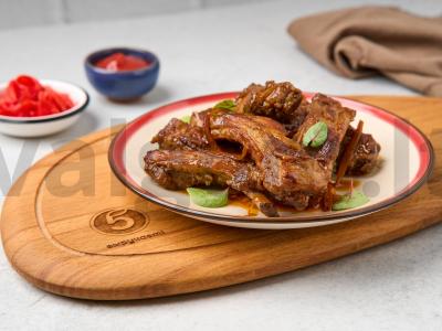 Troškinti kiaulienos šonkauliai keptuvėje pagrindine nuotrauka