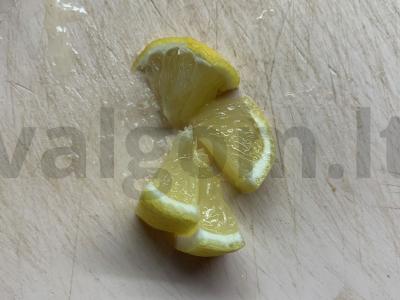 Gaivus gėrimas su aviečių sirupu ir mineraliniu vandeniu Žingsnis 2