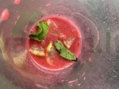 Gaivus gėrimas su aviečių sirupu ir mineraliniu vandeniu Žingsnis 3