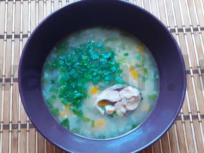 Sriuba su konservuota skumbrija ir perliniu miežiu pietums pagrindine nuotrauka