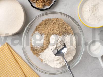 Tortas su riešutais ir karamele Žingsnis 1