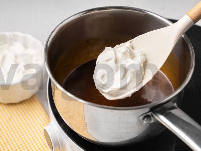 Tortas su riešutais ir karamele Žingsnis 8