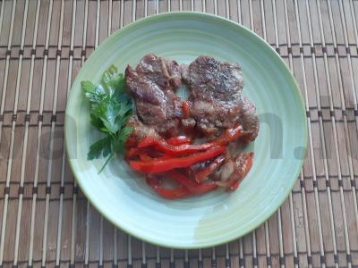 Kiaulienos nugarinė su sviestu ir daržovėmis pagrindine nuotrauka