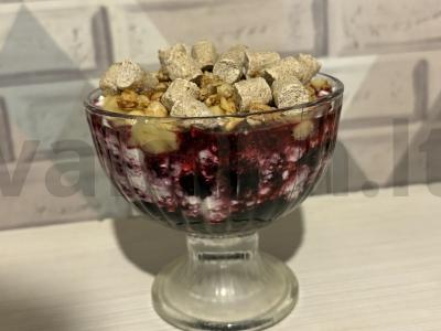 Sluoksniuotas desertas iš varškės ir gervuogių su sėlenomis pagrindine nuotrauka