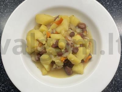 Bulvės, troškintos su pupelėmis ir cukinija pagrindine nuotrauka