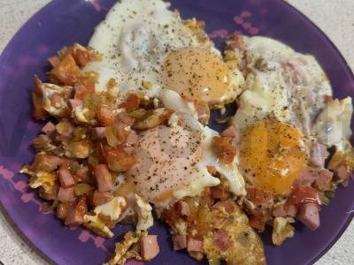 Kiaušinienė su apkepu pusryčiams pagrindine nuotrauka