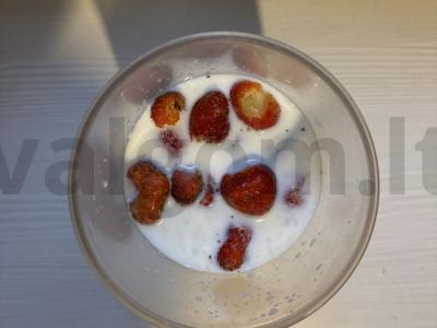 Braškinių pieno kokteilis per 5 minutes Žingsnis 2