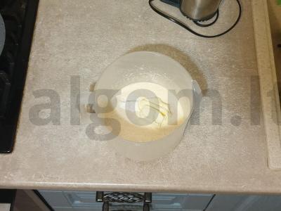 Banano pyragas su šokoladu ir anakardžiais Žingsnis 2