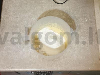 Banano pyragas su šokoladu ir anakardžiais Žingsnis 4