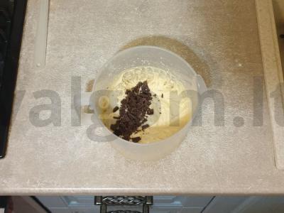 Banano pyragas su šokoladu ir anakardžiais Žingsnis 5