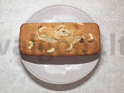 Banano pyragas su šokoladu ir anakardžiais pagrindine nuotrauka