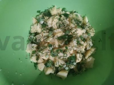 Bulvių salotas su actu ir žaliu svogūnu Žingsnis 3