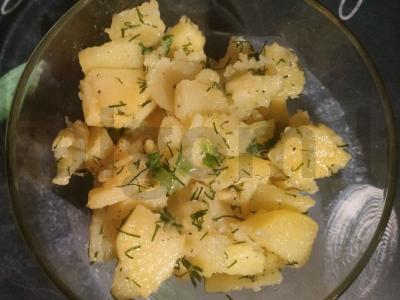 Bulvių salotas su actu ir žaliu svogūnu pagrindine nuotrauka