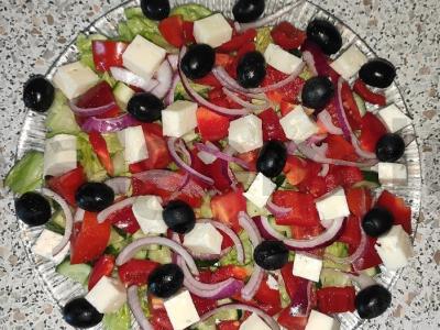 Graikiškas salotas su fetos sūriu pagrindine nuotrauka