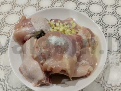 Skanioji vištiena aštriu padažu Žingsnis 1