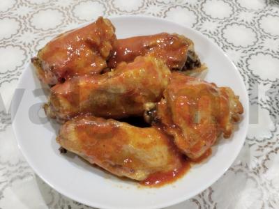 Skanioji vištiena aštriu padažu pagrindine nuotrauka