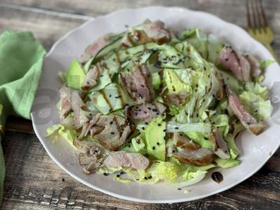 Salotos su tunu ir avokadu pagrindine nuotrauka