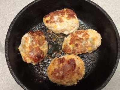 Kiaulienos kotletai su mocarela ir brokolių garnyru Žingsnis 12