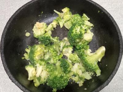 Kiaulienos kotletai su mocarela ir brokolių garnyru Žingsnis 13