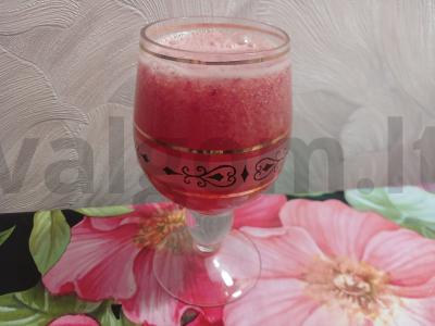 Vaisių kokteilis su arbūzu, arbatos rože ir raudonąja paprika pagrindine nuotrauka