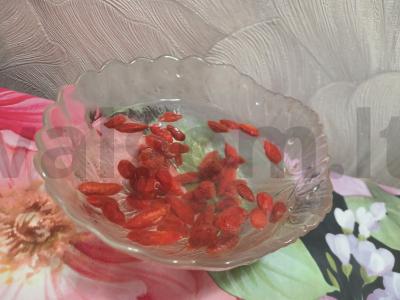 Smuzi su salierais, braškėmis ir goji uogomis Žingsnis 1