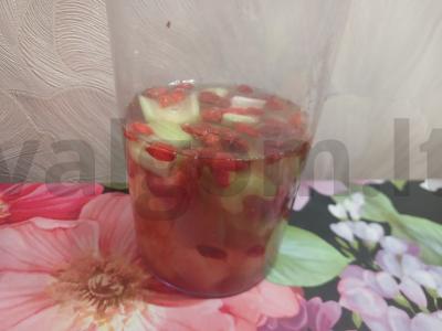 Smuzi su salierais, braškėmis ir goji uogomis Žingsnis 3