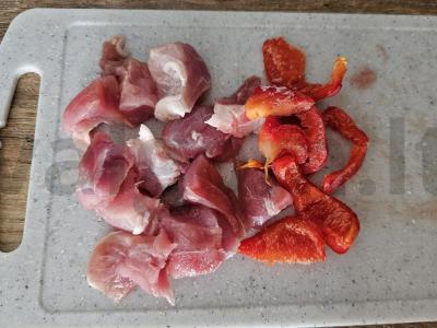 Birus plovas su mėsa lėtoje viryklėje Žingsnis 1