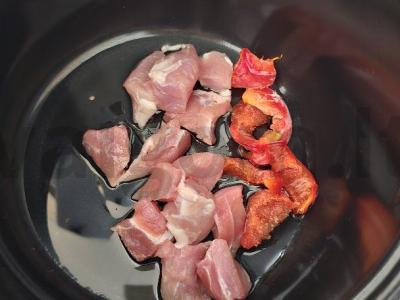 Birus plovas su mėsa lėtoje viryklėje Žingsnis 2