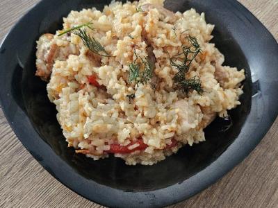 Birus plovas su mėsa lėtoje viryklėje pagrindine nuotrauka