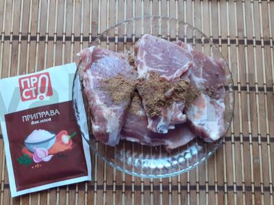 Kiaulienos steikai su vyšniniais pomidorais ir svogūnais Žingsnis 1