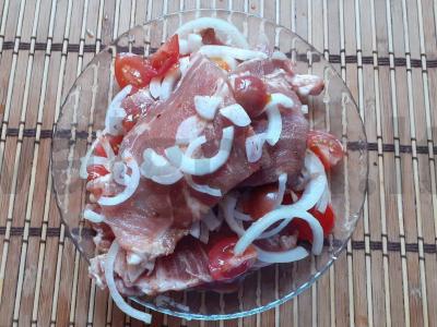 Kiaulienos steikai su vyšniniais pomidorais ir svogūnais Žingsnis 3