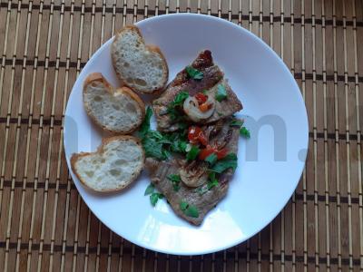 Kiaulienos steikai su vyšniniais pomidorais ir svogūnais pagrindine nuotrauka