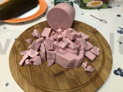 Salotas su dešra, agurkais ir lydytu sūriu Žingsnis 1