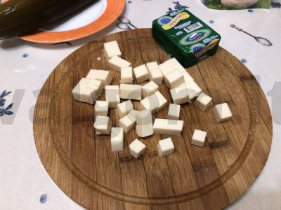 Salotas su dešra, agurkais ir lydytu sūriu Žingsnis 2