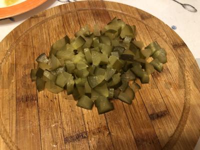 Salotas su dešra, agurkais ir lydytu sūriu Žingsnis 3