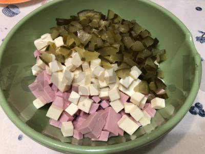 Salotas su dešra, agurkais ir lydytu sūriu Žingsnis 4