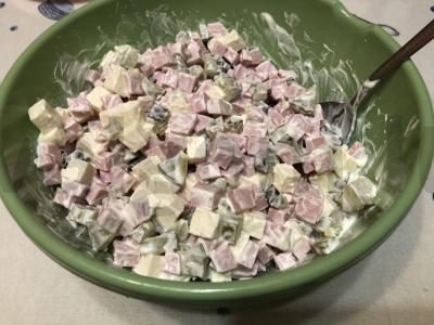 Salotas su dešra, agurkais ir lydytu sūriu Žingsnis 6