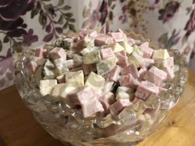 Salotas su dešra, agurkais ir lydytu sūriu pagrindine nuotrauka