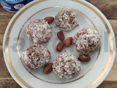 Varškės desertas su migdolais ir linų sėmenimis pagrindine nuotrauka