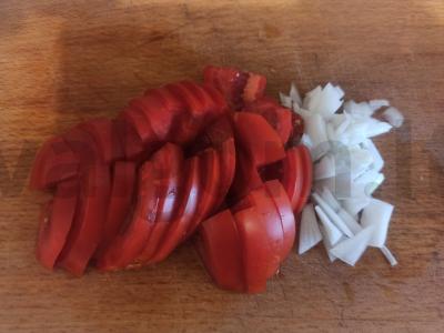 Daržovių salotas su džiovintais duonos gabalėliais ir rūgštynėmis Žingsnis 1