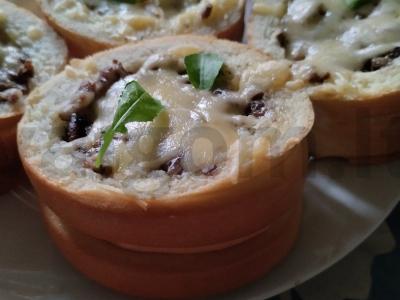 Bagetas, keptas orkaitėje su faršu ir grybais pagrindine nuotrauka