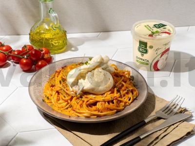 Makaronai su burrata ir daržovių padažu pagrindine nuotrauka