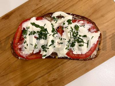 Tostai su pomidoru ir straciatella pagrindine nuotrauka